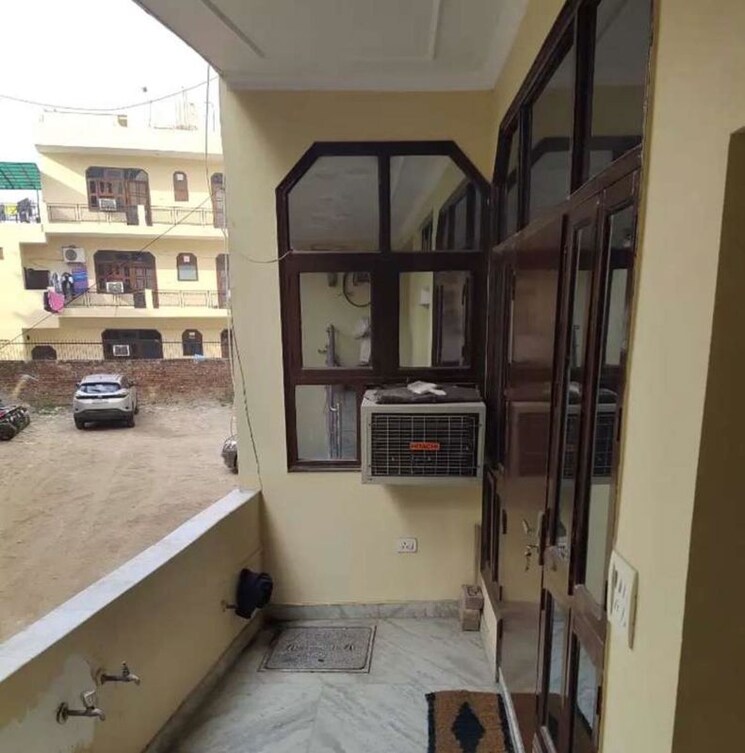 Balcony, sector 17 1 Bedroom 700 Sq.Ft. Builder Floor In Sector 17 Gurgaon 9857163