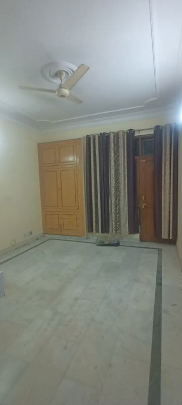 Room in 2.5 BHK Builder Floor at Sector 15 – for Rent