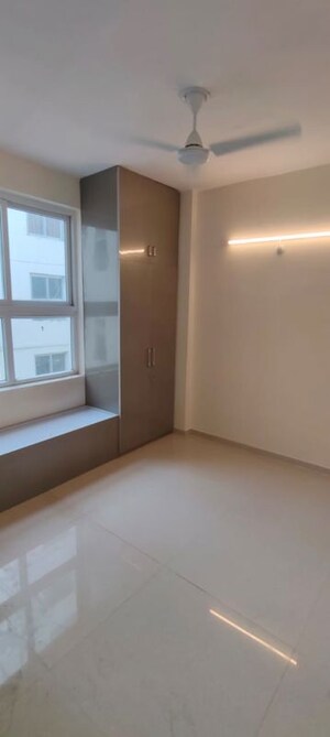 Room in 3 BHK Apartment at Omaxe The Palace, Gomti Nagar – for Rent