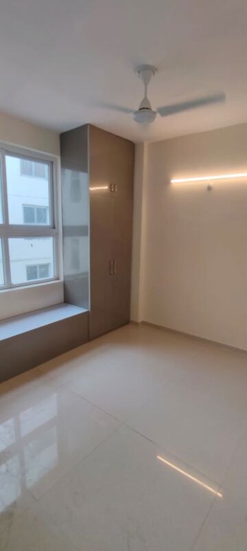 Room in 3 BHK Apartment at Omaxe The Palace, Gomti Nagar – for Rent