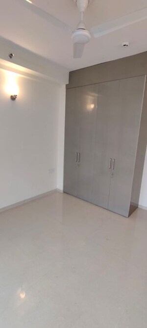 Room in 3 BHK Apartment at Omaxe The Palace, Gomti Nagar – for Rent