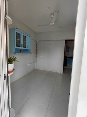 Room in 3 BHK Apartment at Sinhagad Road – for Rent
