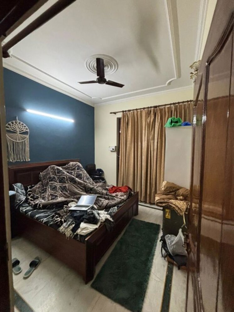 Room, sector 15 3 Bedroom 2000 Sq.Ft. Builder Floor In Sector 15 Gurgaon 9857223