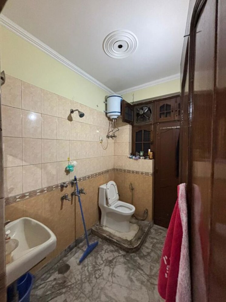 Bathroom, sector 15 3 Bedroom 2000 Sq.Ft. Builder Floor In Sector 15 Gurgaon 9857223