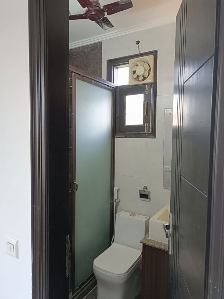 Bathroom, chittaranjan park 3 Bedroom 1440 Sq.Ft. Builder Floor In Chittaranjan Park Delhi 9857278
