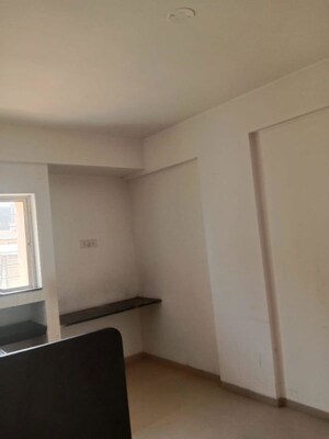 Room in 2 BHK Apartment at Bora Ville, Kharadi – for Rent