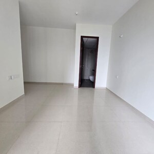 Room in 2 BHK Apartment at Kalpataru Elitus, Asha Nagar – for Rent