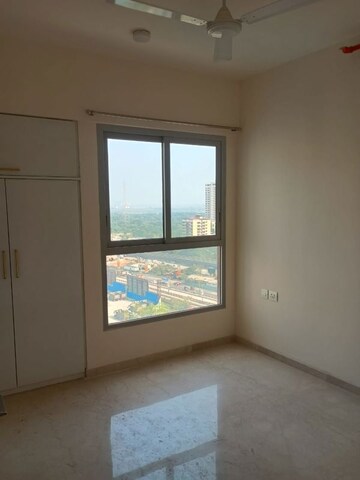Room in 2 BHK Apartment at Piramal Vaikunth, Balkum Pada – for Rent