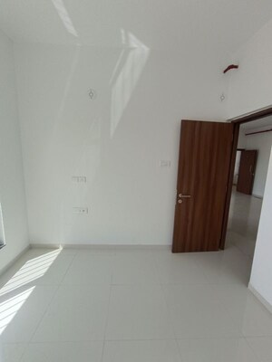 Room in 2 BHK Apartment at Runwal The Central Park, Chinchwad – for Rent