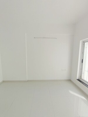 Room in 2 BHK Apartment at Runwal The Central Park, Chinchwad – for Rent