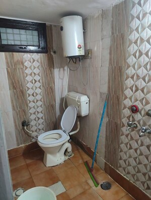 Bathroom in 1 BHK Builder Floor at Shalimar Apartments Shalimar Garden, Shalimar Garden – for Sale