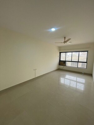 Room in 3 BHK Apartment at Khar West – for Rent