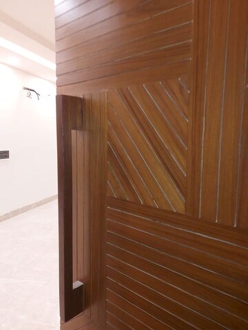 Room in 3 BHK Builder Floor at Sector 85 – for Sale