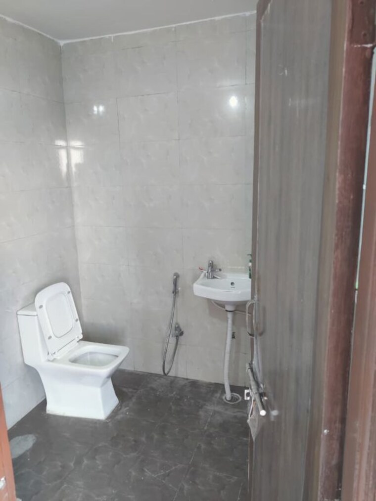 Bathroom, lalpur  1600 Sq.Ft. Apartment In Lalpur Ranchi 9857696