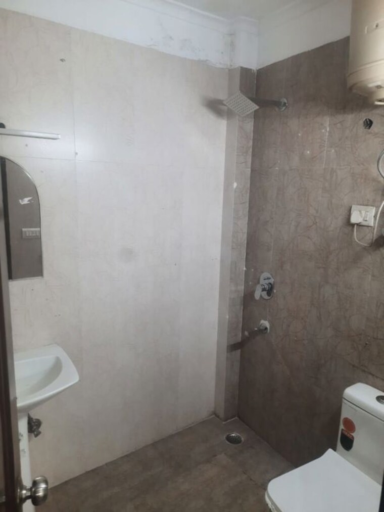 Bathroom, kailash colony 3 Bedroom 1440 Sq.Ft. Builder Floor In Kailash Colony Delhi 9857741