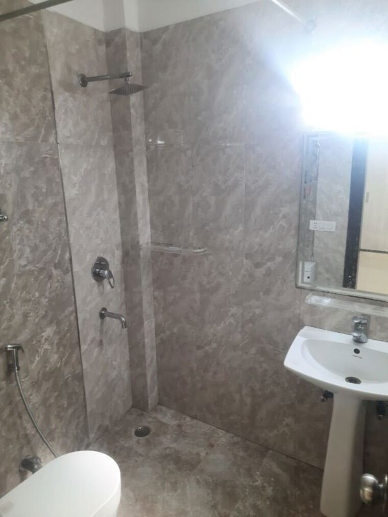 Bathroom, kailash colony 3 Bedroom 1440 Sq.Ft. Builder Floor In Kailash Colony Delhi 9857741
