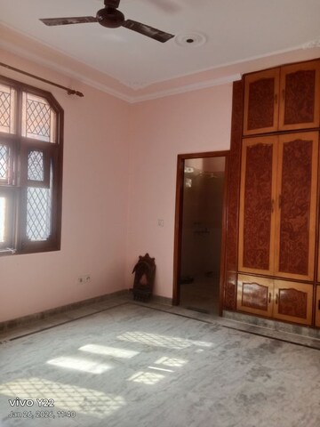 Room in 2.5 BHK Builder Floor at Ashoka Enclave 3, Sector 35 – for Rent