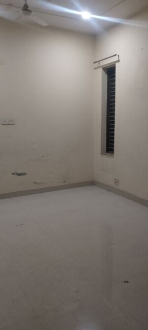 Room in 2.5 BHK Builder Floor at SRS Tower, Sector 31 – for Rent