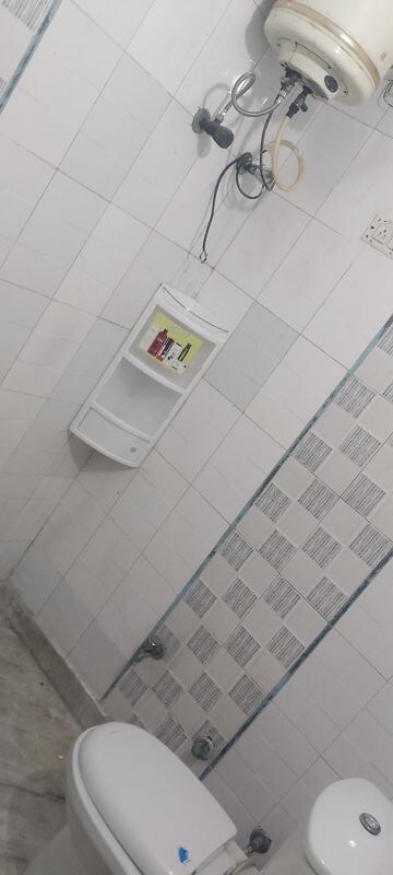 Bathroom in 2.5 BHK Builder Floor at SRS Tower, Sector 31 – for Rent