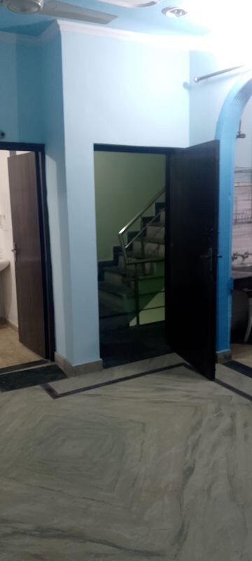 Building Lobby in 2.5 BHK Builder Floor at SRS Tower, Sector 31 – for Rent