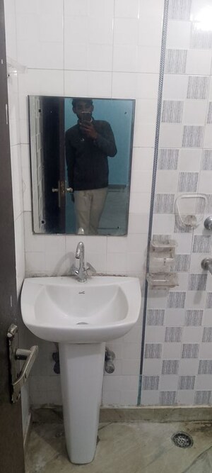 Bathroom in 2.5 BHK Builder Floor at SRS Tower, Sector 31 – for Rent