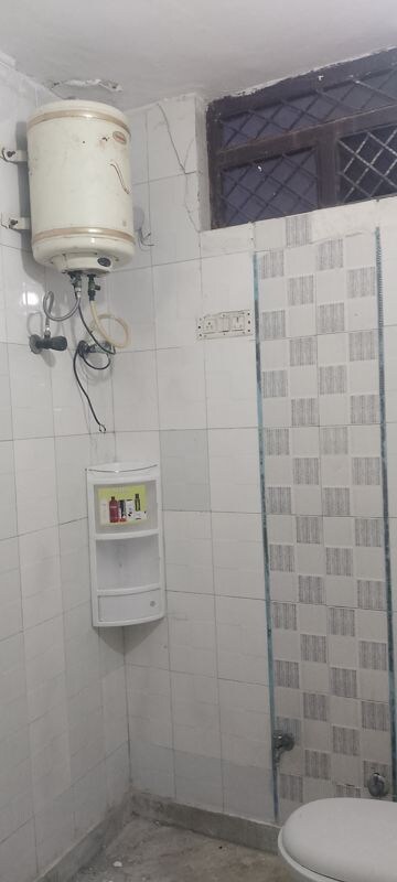 Bathroom in 2.5 BHK Builder Floor at SRS Tower, Sector 31 – for Rent