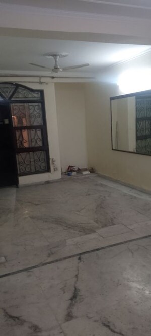 Room in 2.5 BHK Builder Floor at Arun Yamuna Enclave, Sector 30 – for Rent