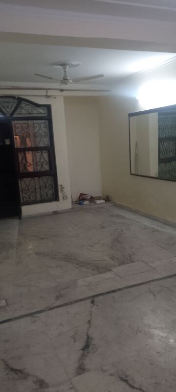 Room in 2.5 BHK Builder Floor at Arun Yamuna Enclave, Sector 30 – for Rent