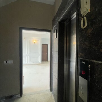 Building Lobby in 3 BHK Villa at BPTP Amstoria, Sector 102 – for Rent