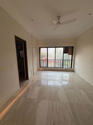 Room in 3 BHK Apartment at Sterling Seaface, Worli – for Rent