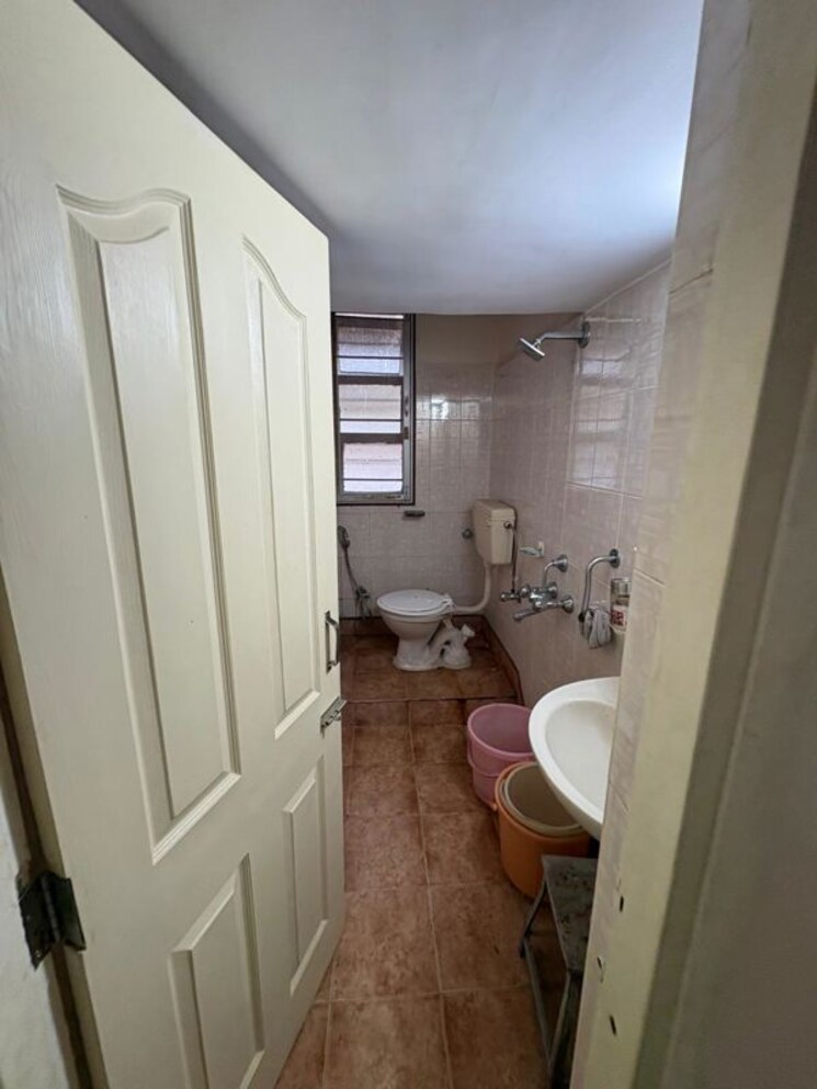 Bathroom, sterling-seaface 3 Bedroom 2010 Sq.Ft. Apartment In Worli Mumbai 9857991