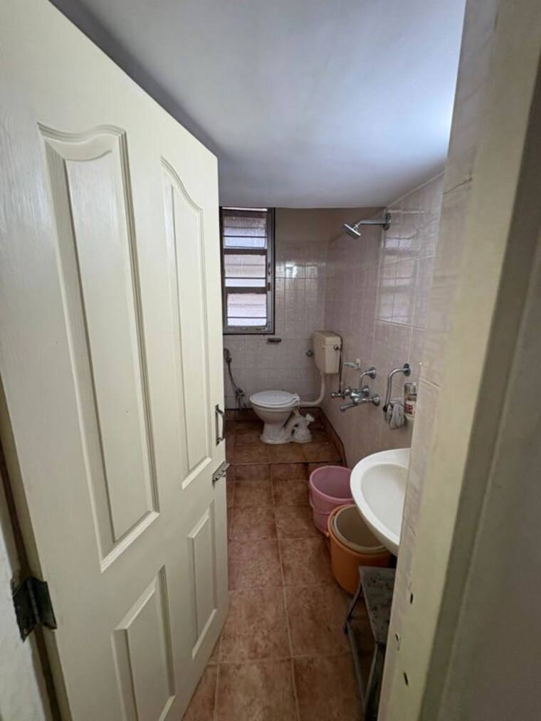 Bathroom, sterling-seaface 3 Bedroom 2010 Sq.Ft. Apartment In Worli Mumbai 9857991