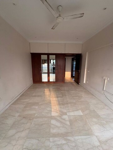 Room in 3 BHK Apartment at Sterling Seaface, Worli – for Rent