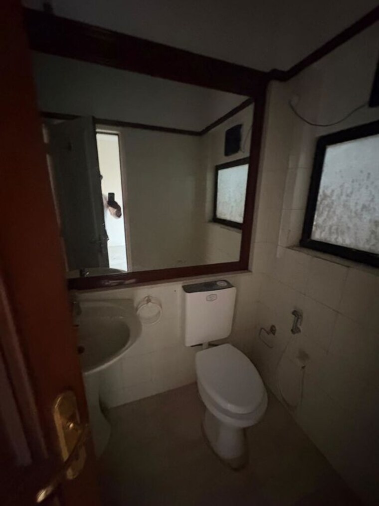 Bathroom, sterling-seaface 3 Bedroom 2010 Sq.Ft. Apartment In Worli Mumbai 9857991