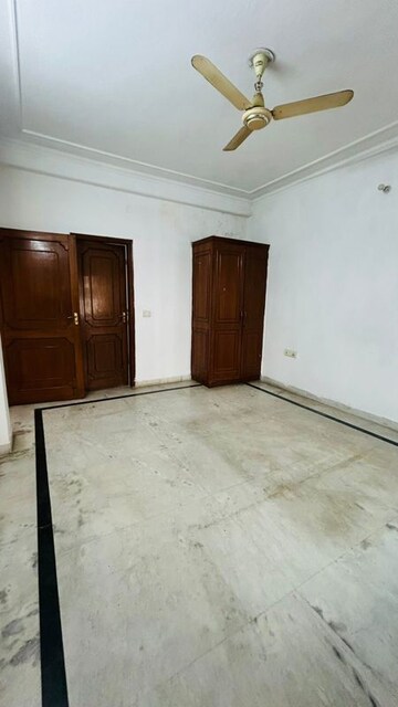 Room in 3 BHK Builder Floor at Sector 30 – for Rent