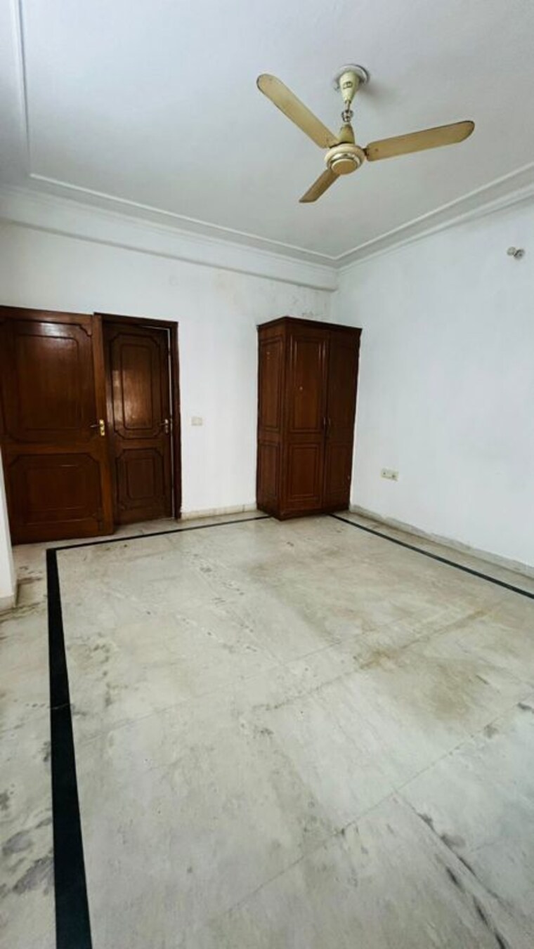 Room, sector 30 3 Bedroom 1760 Sq.Ft. Builder Floor In Sector 30 Gurgaon 9857994