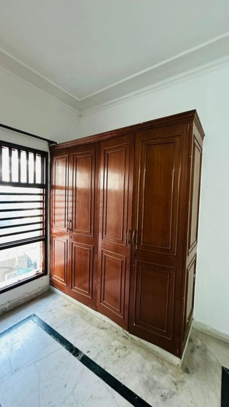 Room, sector 30 3 Bedroom 1760 Sq.Ft. Builder Floor In Sector 30 Gurgaon 9857994