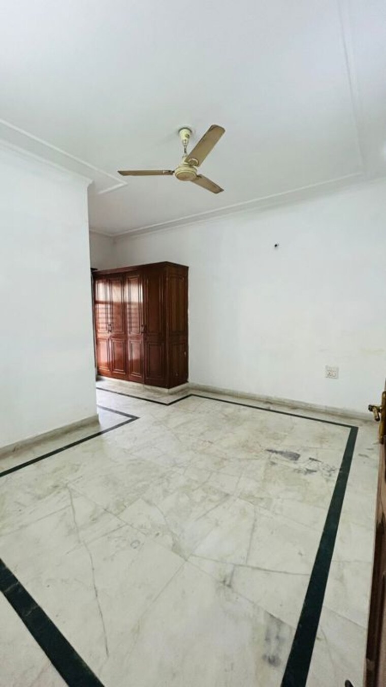 Room, sector 30 3 Bedroom 1760 Sq.Ft. Builder Floor In Sector 30 Gurgaon 9857994