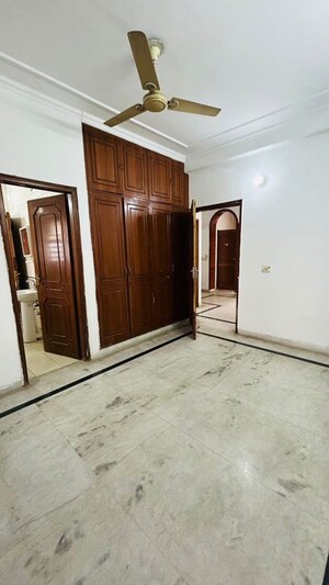 Room in 3 BHK Builder Floor at Sector 30 – for Rent