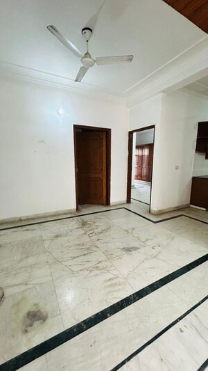 Room in 3 BHK Builder Floor at Sector 30 – for Rent