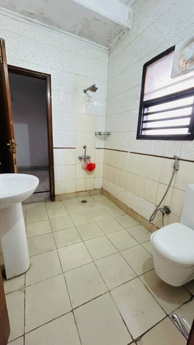 Bathroom, sector 30 3 Bedroom 1760 Sq.Ft. Builder Floor In Sector 30 Gurgaon 9857994