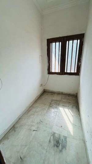 Room in 3 BHK Builder Floor at Sector 30 – for Rent