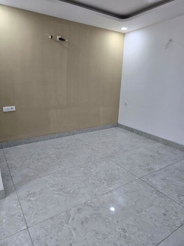 Room in 4 BHK Apartment at Sector 40 – for Sale