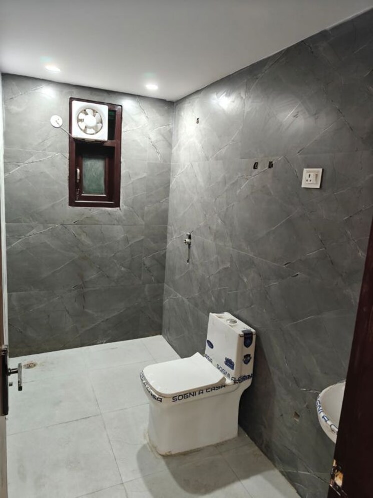 Bathroom, palam 3 Bedroom 900 Sq.Ft. Builder Floor In Palam Delhi 9858010