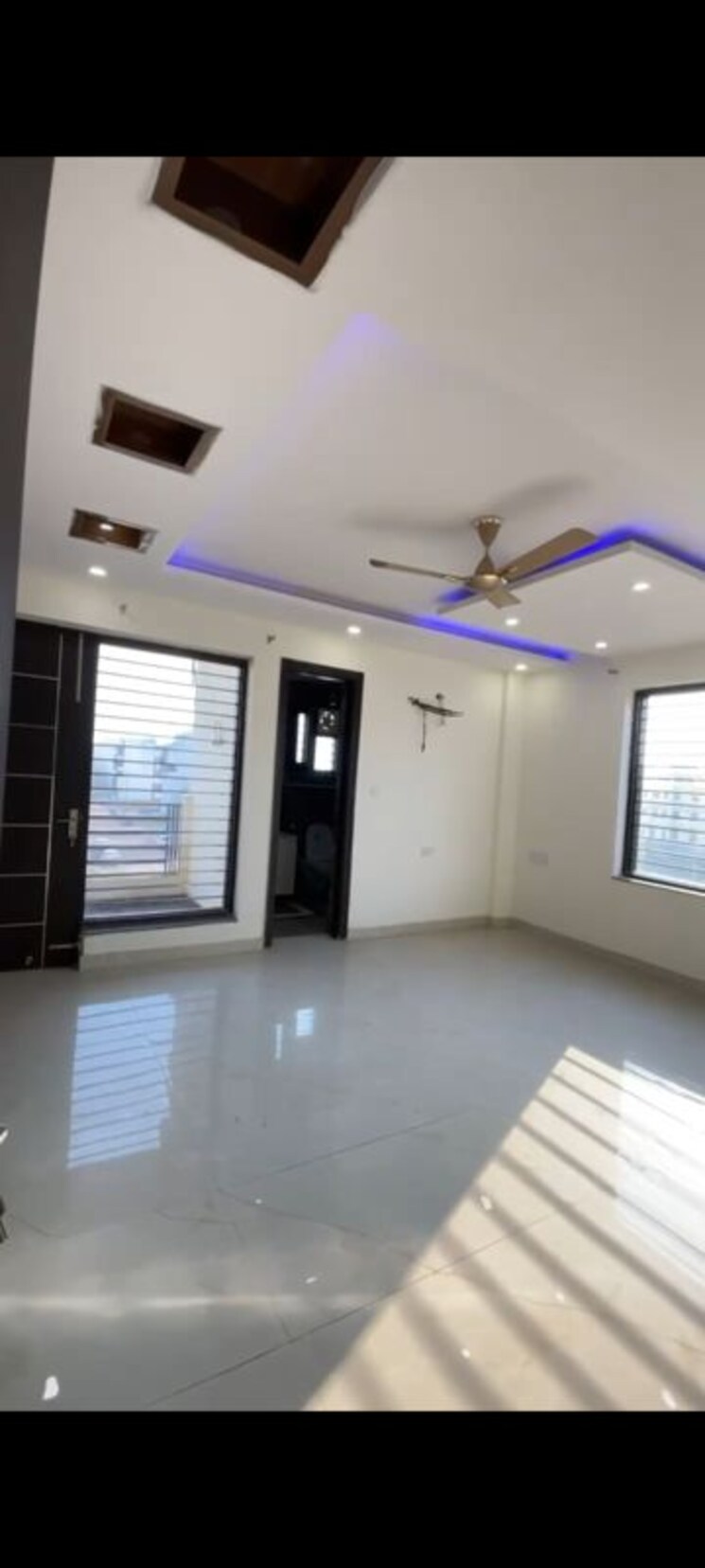 Room, sector 85 4 Bedroom 400 Sq.Yd. Builder Floor In Sector 85 Faridabad 9858028