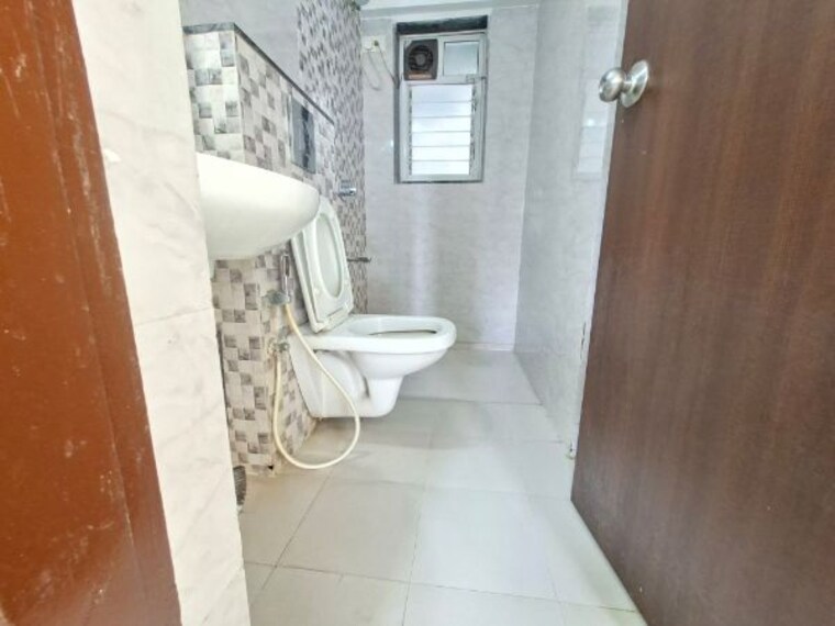 Bathroom, the-wadhwa-solitaire 1 Bedroom 450 Sq.Ft. Apartment In Kolshet Road Thane 9858041
