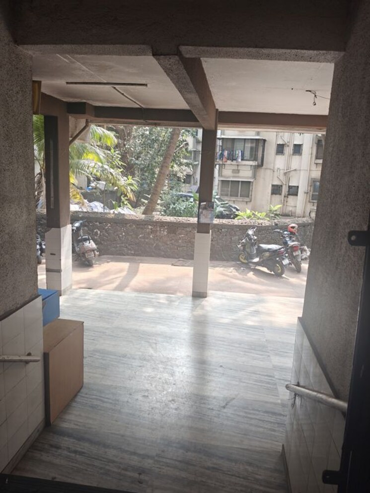  Parking, arahant-society Commercial Office Space 350 Sq.Ft. In Santacruz East Mumbai 9858087
