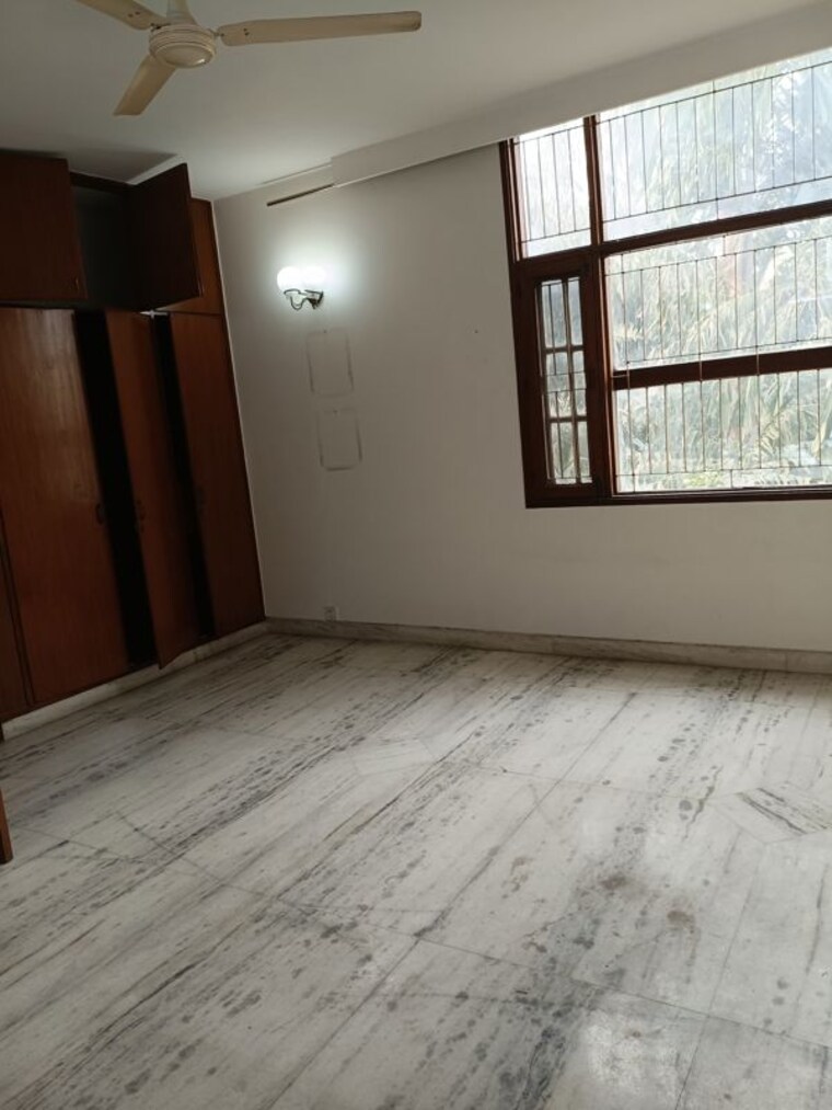 Room, new friends colony 5 Bedroom 496 Sq.Yd. Independent House In New Friends Colony Delhi 9858121