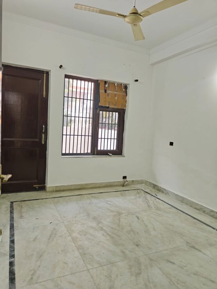 Room, sector 47 3 Bedroom 2469 Sq.Ft. Builder Floor In Sector 47 Gurgaon 9858162