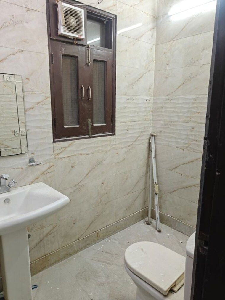 Bathroom, sector 31 3 Bedroom 2569 Sq.Ft. Builder Floor In Sector 31 Gurgaon 9858176